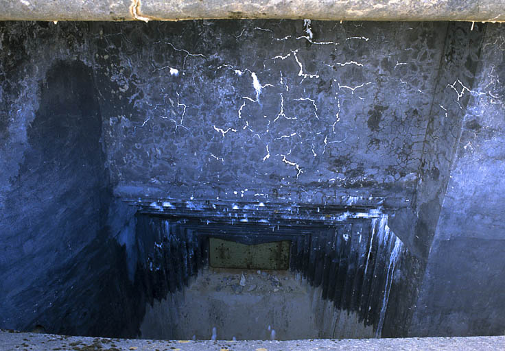 Bloc 1. Face nord-est. Aile gauche. Embrasure de 81 de casemate dans le fossé diamant.