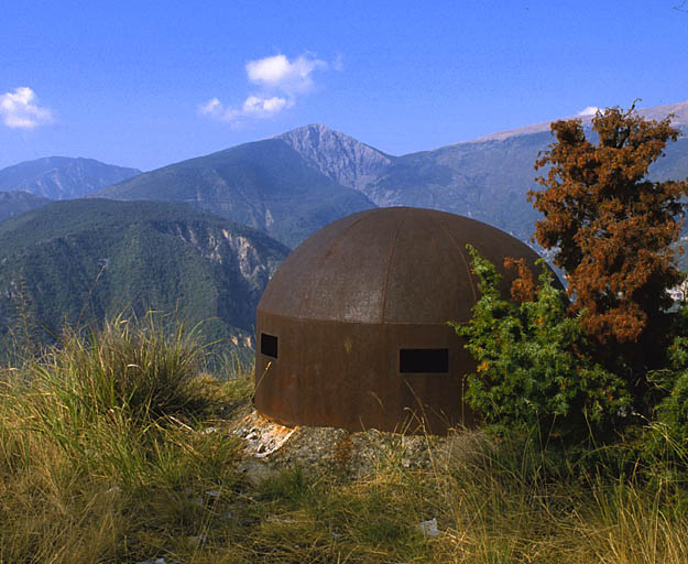 Fausse cloche en tôle sur les dessus de l'ouvrage.