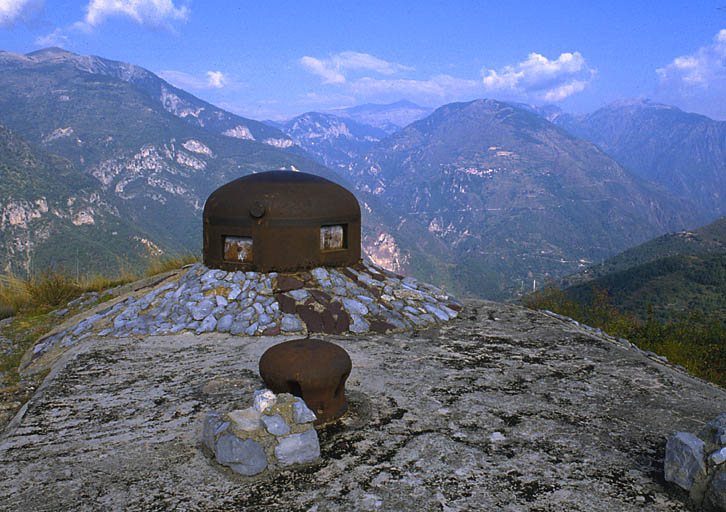 Bloc 3. Vue prise vers le nord-ouest, en direction de Roure et de la Tinée amont. Au premier plan, cloche d'évacuation d'air vicié, et derrière, la cloche G.F.M.