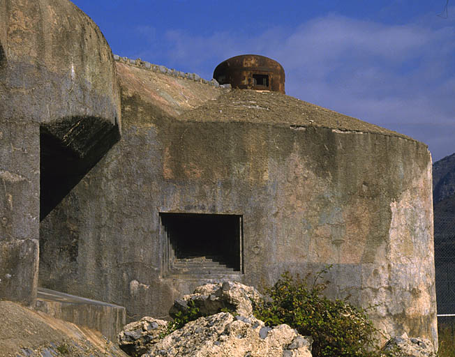 Bloc 5 (casemate Valdeblore). Vue oblique de la façade. Caponnière et cloche GFM.