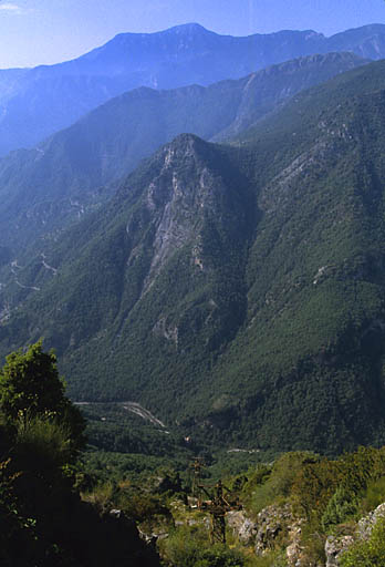 Tranchée du téléphérique et pylônes vus depuis la plateforme de gorge de l'ouvrage. Dans le bas, la Tinée aval.