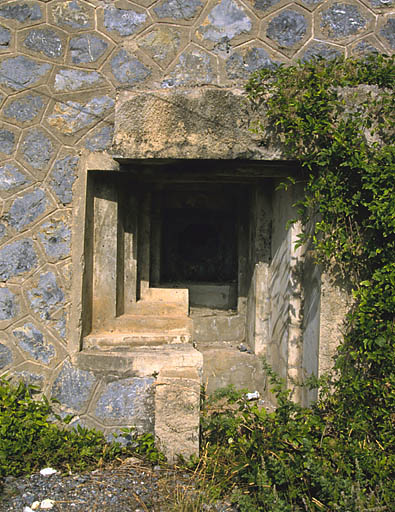 Vue rapprochée des créneaux FM du coffre d'escarpe de gorge (remarquer le décrochement du plancher de l'ébrasement).