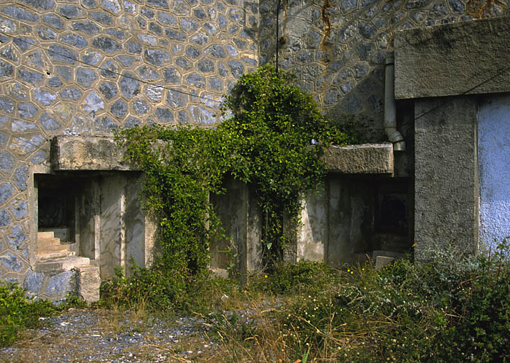 Vue rapprochée des créneaux FM du coffre d'escarpe de gorge (remarquer le décrochement du plancher de l'ébrasement).