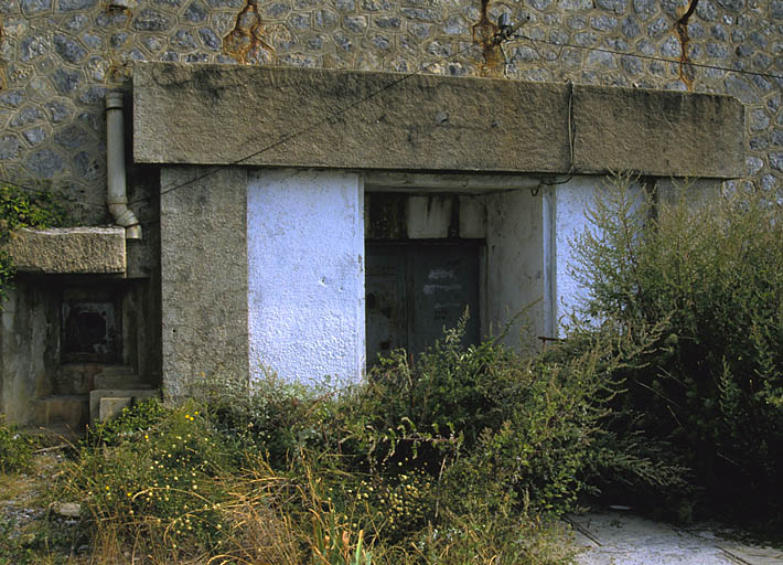 Front de gorge. Entrée des hommes. A gauche, créneau FM de défense rapprochée.