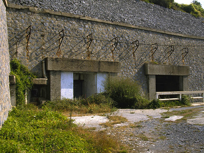 Ensemble des deux entrées. A droite, le pont franchissant la tranchée du téléphérique et entrée du téléphérique. A gauche, entrée des hommes. Au-dessus, les supports de l'antenne radio.