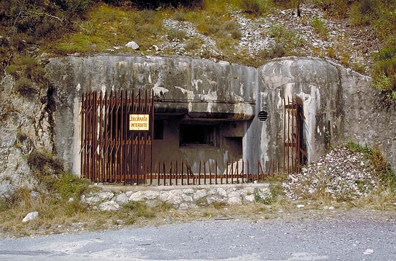 Valdeblore, ouvrage d'infanterie de la Reynardière. ; Casemate active (bloc 1). Vue générale prise de l'avant. De gauche à droite : créneau de projecteur (bouché). Créneau du JM et 47 mm. Orillon et créneau de FM de défense de façade.