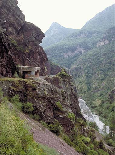 Casemate d'intervalle d'Abeliera.  ; Casemate d'Abeliera (Rimplas). Vue de situation prise du nord, sur l'avant. A droite, gorge de la Tinée.