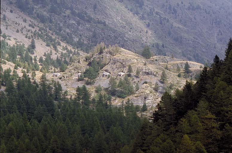 Ouvrage du Val de Castiglione. Vue d'ensemble prise de l'avant au téléobjectif.