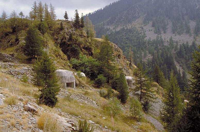 Ouvrage du Val de Castiglione. Ensemble des casemates de mitrailleuses pris de l'avant droite.