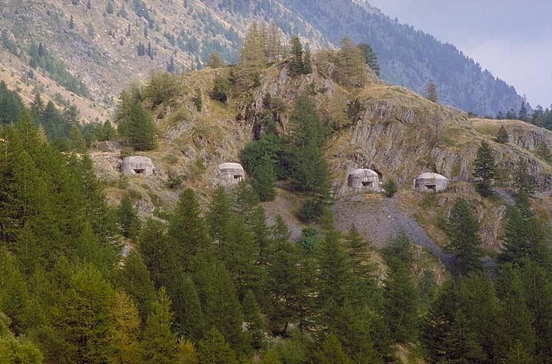 Ouvrage du Val de Castiglione. Vue d'ensemble prise de l'avant au téléobjectif.