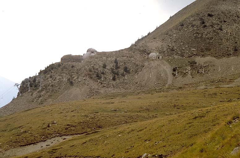 Ouvrages du col de la Lombarde. Ensemble de l'ouvrage 197, vue éloignée sur l'arrière gauche.