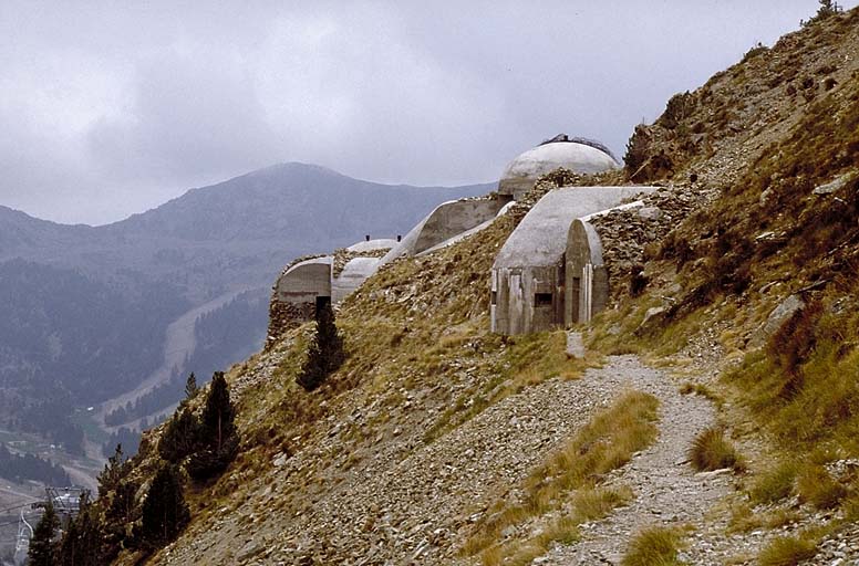 Ouvrages du col de la Lombarde. Vue arrière de l'ouvrage 197 prise du sentier d'accès.