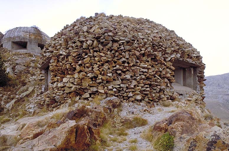 Ouvrages du col de la Lombarde. Vue rapprochée avant de l'ouvrage 197. A gauche, observatoire. A droite, embrasure de mitrailleuse du bloc actif. ; Ouvrages italiens du col de la Lombarde. Ouvrage 197.