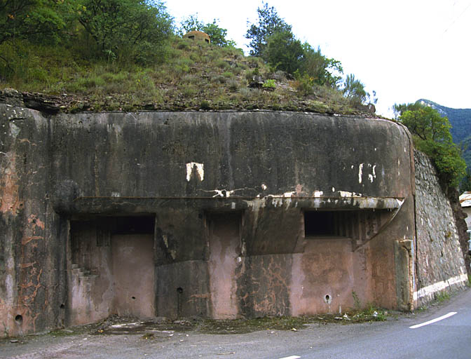 Casemate active (bloc 3). Vue d'ensemble de la façade prise de l'avant. Au-dessus, cloche GFM isolée (bloc 2).