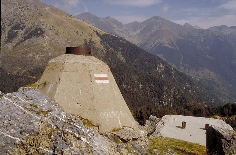 Dessus de l'ouvrage. A gauche, le bloc observatoire. A droite, dessus du bloc 7 (casemate pour FM). Au fond, à droite, la Haute Vésubie. ; Venanson, ouvrage de Conchetas.