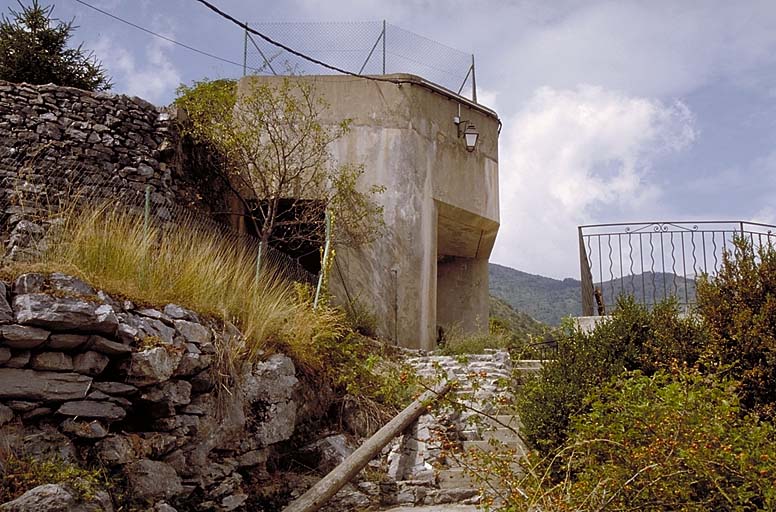 Casemate de Venanson. Vue arrière droite. A gauche, entrée de l'ouvrage. A droite, créneau de F.M.