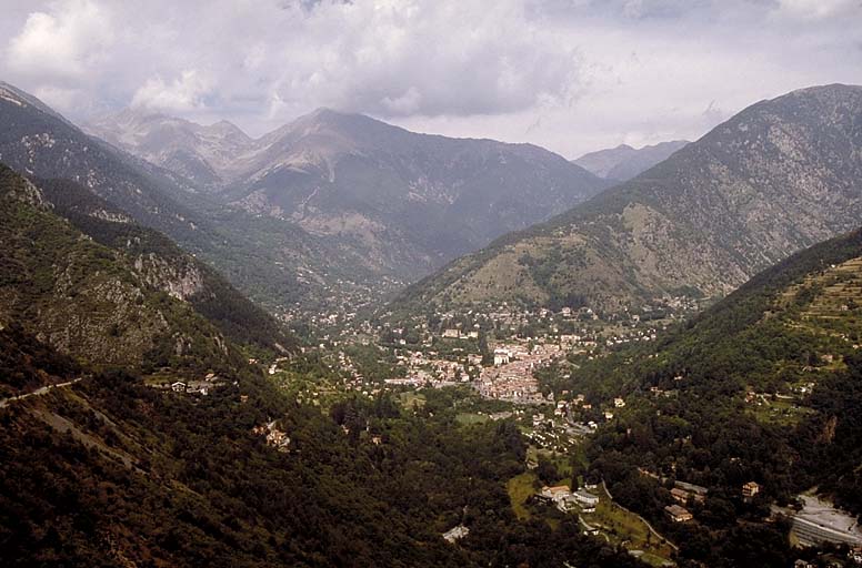 Casemate de Venanson. Vue de situation prise de la casemate vers le nord. Au centre, vallée de la Vésubie, Saint-Martin et débouché du Boréon.