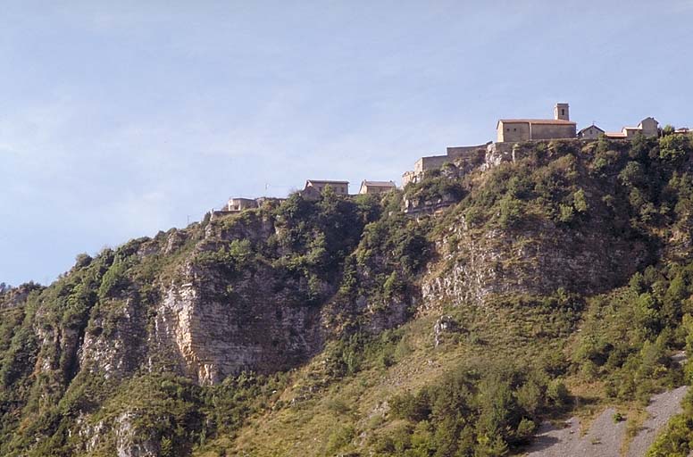 Casemate de Venanson. Vue de situation de la casemate à l'extrémité gauche du village, au-dessus de la falaise.