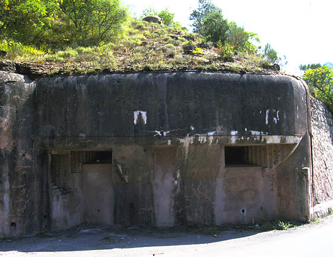 Casemate active (bloc 3). Vue d'ensemble prise de l'avant. A droite, créneau JM et C 47. Au centre, créneau obturé du projecteur. A droite, créneau JM et caponnière FM. Au-dessus, cloche GFM isolée (bloc 2).