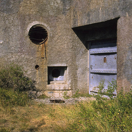 Bloc 2 (plateforme B). Au-dessus du créneau FM, prise d'air de la ventilation des blocs 1-2-3.