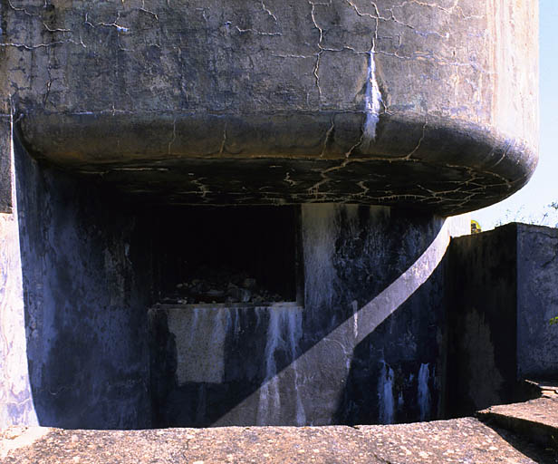 Bloc 1. Face nord-ouest. Vue rapprochée du créneau de JM de casemate.