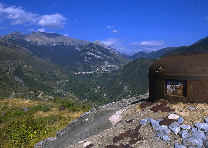 La haute vallée de la Tinée prise, vers l'amont, depuis le bloc 3 de l'ouvrage. Au premier plan, la cloche du bloc.