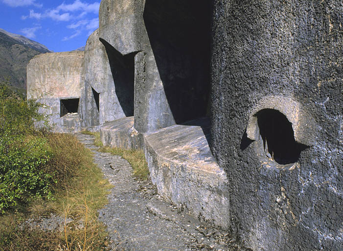 Bloc 4 (casemate Tinée). Vue rasante de la façade prise de l'extrémité sud-ouest. Au fond, la caponnière de défense de façade.