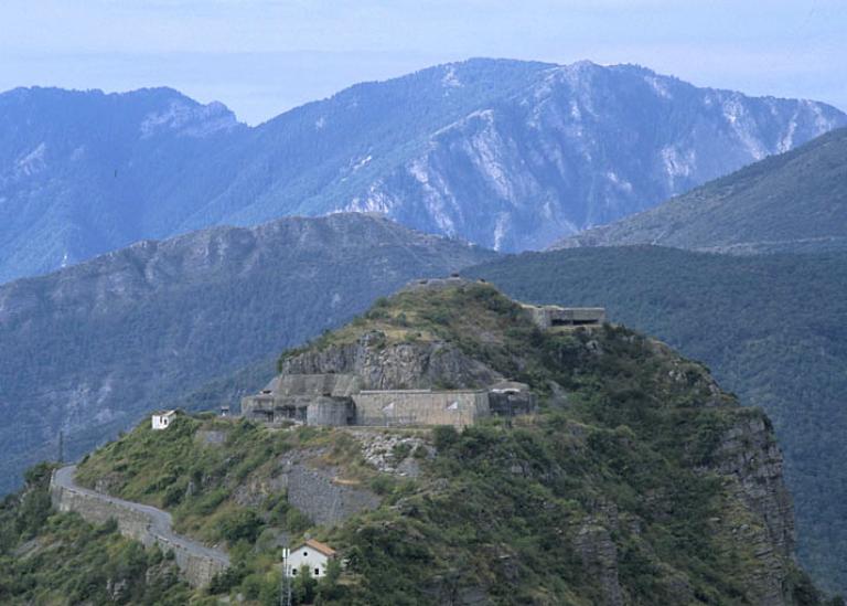 Télévue prise du nord-est. De gauche à droite, bloc 5 (casemate Valdeblore), saillant de tête de l'escarpe et flanc droit du bloc 4 (casemate Tinée). Au-dessus : bloc 3 et à droite, bloc 1.