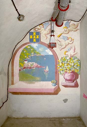 Caserne. Chambre d'officier. Peinture murale.