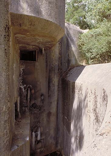 Bloc 4. Détail de la façade. En bas à gauche, embrasure de 81 mm. Au centre, en haut, créneau FM et visière.