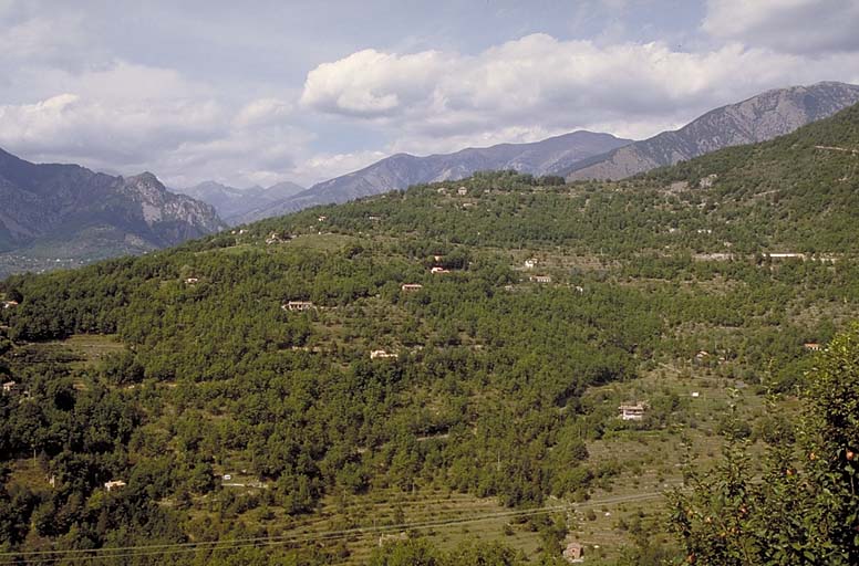 Vue arrière du site prise depuis le village de Bollène-Vésubie.