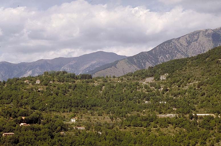 Autre vue arrière du site prise depuis le village de Bollène-Vésubie.