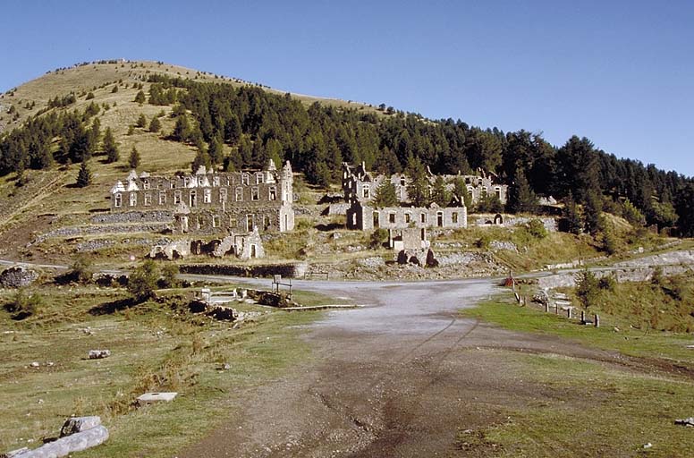 Camp de Cabanes-Vieilles. Vue générale. En arrière-plan, ouvrage de Millefourches.