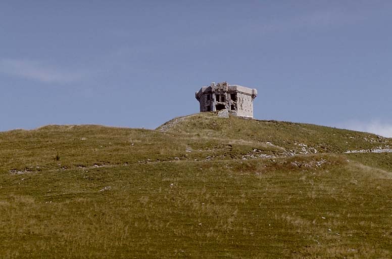 Vue lointaine prise du sud-ouest.