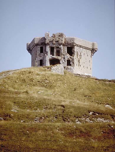Vue au téléobjectif prise du sud-ouest sur le front de gorge.