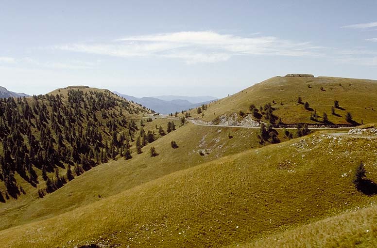 Baisse de la Proverière vue du nord. A droite, sommet et ouvrage de la Forca. A gauche, ouvrage de Millefourches.