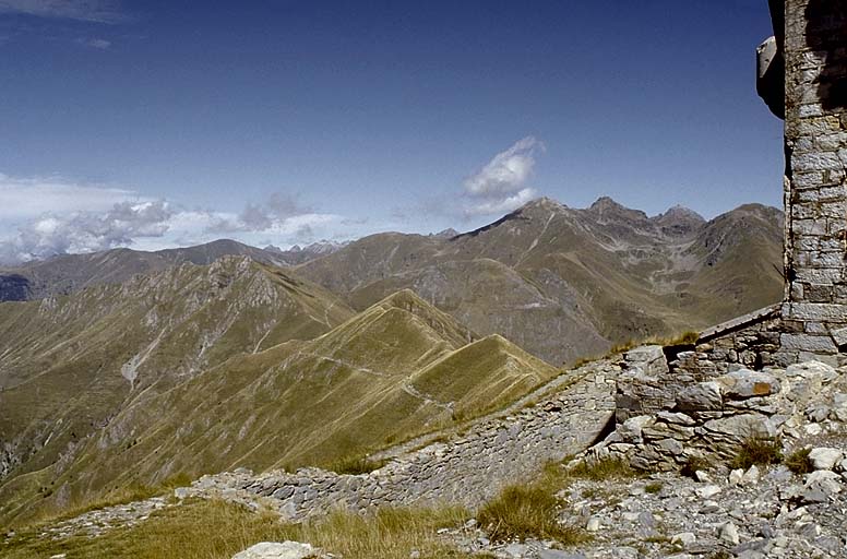 Vue prise de l'angle arrière gauche vers le nord-ouest. A l'arrière-plan, à droite, le Capelet et la Cime du Diable. Au centre, l'Ortighea et la Cime de Tuor.
