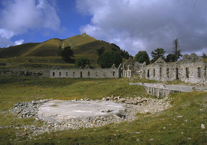 Casernement : cour centrale et bloc 3 de l'ouvrage. Au fond, sommet et blockhaus de la Pointe des Trois Communes.