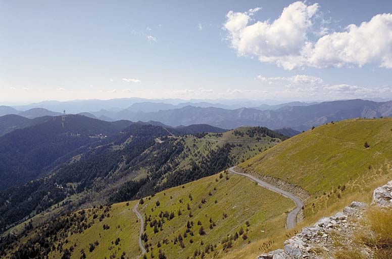 Vue prise vers le sud-ouest, cime de Tueis et col de Turini, depuis l'ouvrage de la Forca.