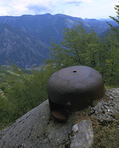 Vue sur la Roya. Au premier plan, cloche observatoire du bloc 3.