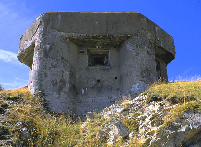 Bloc 2. Vue de face prise dans l'axe du JM. ; Ouvrage d'infanterie de la Baisse de Saint-Véran. Bloc 2.