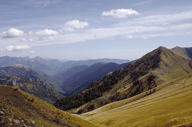 Face nord du massif vu du nord, depuis le sentier du col de Raus. A l'arrière-plan, sur la crête, blockhaus de la Pointe des Trois Communes.