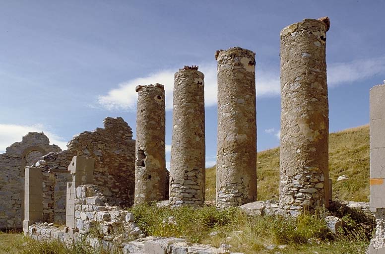 Casernement de la Tête de l'Authion. Ruines du bâtiment C1 (cuisine). Cheminées des fourneaux.