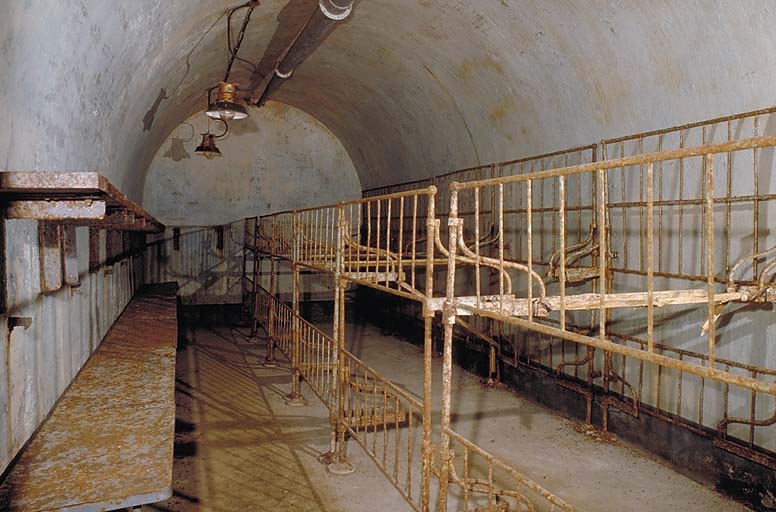 Caserne. Chambre de troupe. Vue générale prise d'enfilade, avec à droite, les lits de casemate modèle 1876.