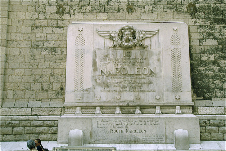 Vue d'ensemble du monument à Napoléon.