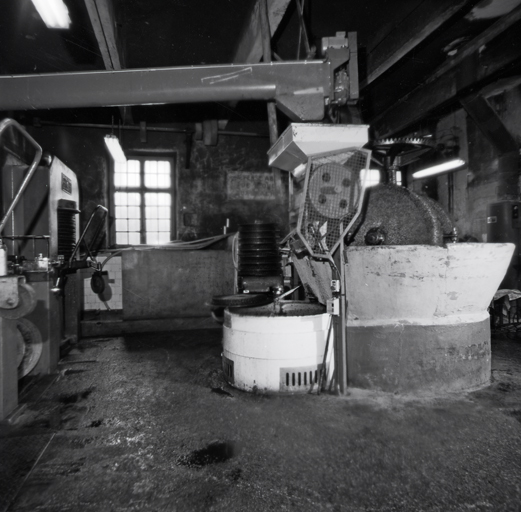 Intérieur. Salle du moulin. Broyeur et presses.