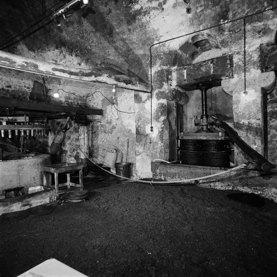 Intérieur vu de l'ouest. Pressoir et barre de manoeuvre.