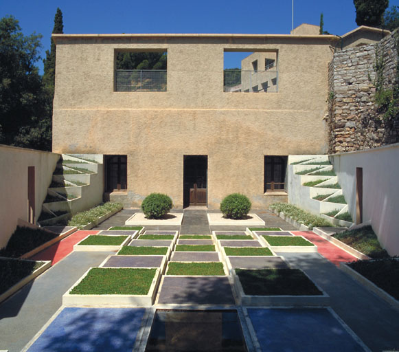 Le jardin cubiste reconstitué. Vue prise vers l'ouest.