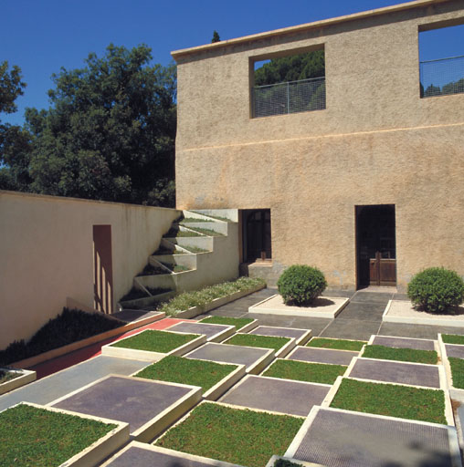 Le jardin cubiste reconstitué. Vue prise vers l'ouest.