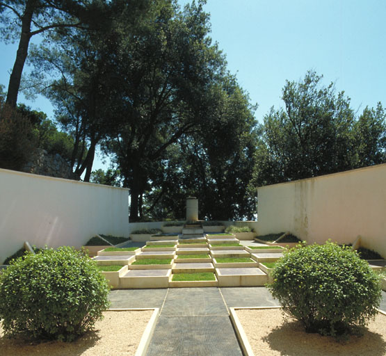 Le jardin cubiste reconstitué. Vue prise vers l'ouest.